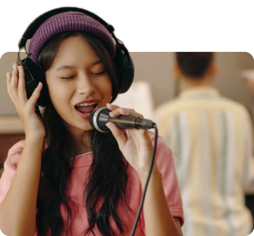 A singer in a lesson at the studio.